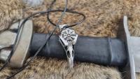 Collar Munin Cuervo de Odin Mundo Vikingo / Acero inoxidable / Vikings / Vikingos / Mitologia Nordica / Vegvisir / Ragnar Lothbrok / Joyeria Vikinga / Bisuteria Vikinga / Asgard / Escudera / Edad Media / Medieval / Runas vikingas / Simbolo de Proteccion - details 1