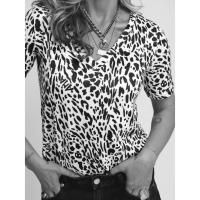 Camiseta print ama de Aire Retro. Camieta en total print y escote en pico - details 4