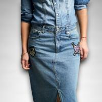 Falda Denim Anabel Lee Mujer | Midi Tiro Medio Recta Lentejuelas Parches | Edición Limitada "Todo Me Sale de Aquí" - details 4
