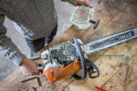 Aceite sintético HP SUPER STIHL diseñado para motosierras y equipos Stihl que garantiza un óptimo rendimiento y protección. Envase 5 Litros Multiusos: Apto para motores de 2 tiempos, tanto refrigerados por aire como por agua, - details 1