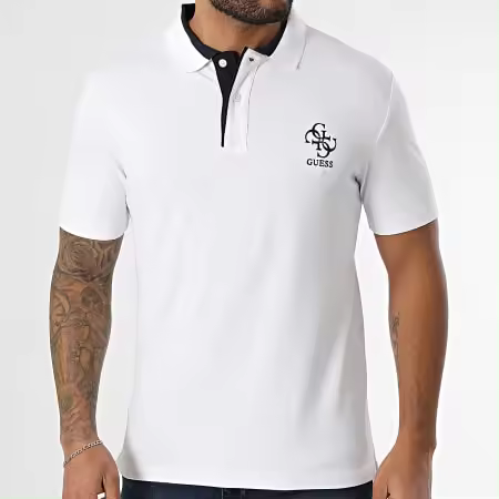 GUESS Polo color blanco con logo en pecho bordado color azul - 1