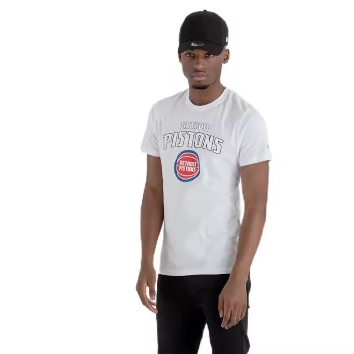 NOS NBA REGULAR TEE DETPIS WHI: Camiseta NBA Detroit Pistons en blanco, ideal para los seguidores del equipo que buscan una camiseta moderna y cómoda para su look diario mientras lucen su pasión por los Pistons. ✅ Entrega 24/72h a España (península). - 1