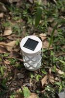 Lámpara solar LED para jardín, eficiente y ecológica, ideal para iluminar patios, jardines y exteriores. Diseño moderno y elegante con luz blanca suave. - Extrastar - details 2
