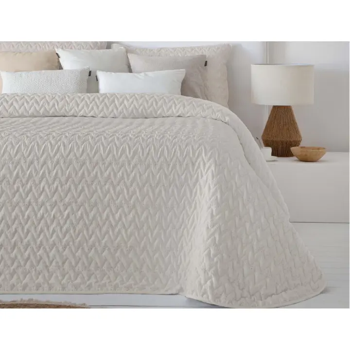Colcha Bouti Bordada Lorea Fundeco en Beige con Fundas de Cojín para Climas Cálidos y Entretiempo – Acolchado Fino de 100 gr/m², Disponible en Múltiples Tamaños - 1