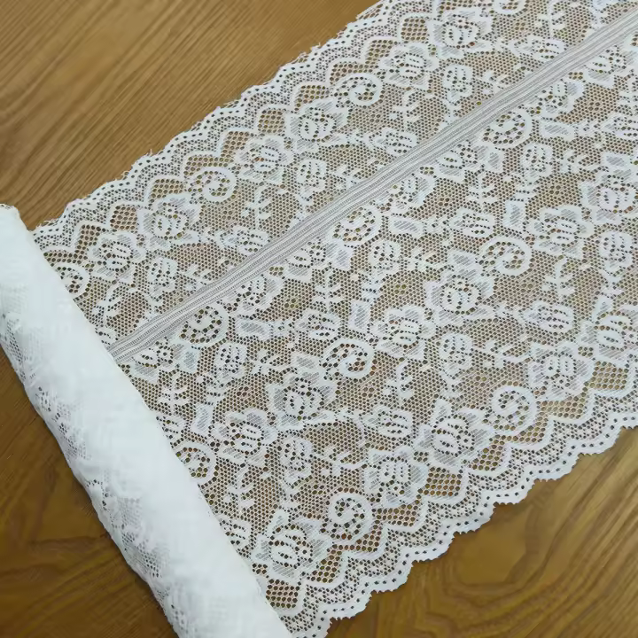 Pequeño Banderín De Mesa En Encaje De Rosa Blanca Con Estilo Rustico Romantico Para Sala De Estar Y Comedor - 1