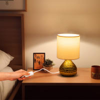Aigostar Lampara de Mesa de Cerámica, Vintage Lámpara de Mesita de Noche con Pantalla de Tela, Casquillo E14, max.40W, Luz de Noche, Lámpara de Sobremesa para Dormitorio, Salón (sin Bombilla) -H235mm - details 1