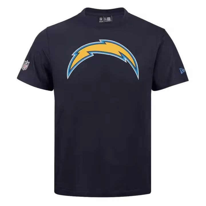 NOS NFL REGULAR TEE LOSCHA OSB: Camiseta NFL Regular Los Angeles Chargers, en color oscuro. Perfecta para los fanáticos que buscan una camiseta deportiva y cómoda. ✅ Entrega 24/72h a España (península) - 1
