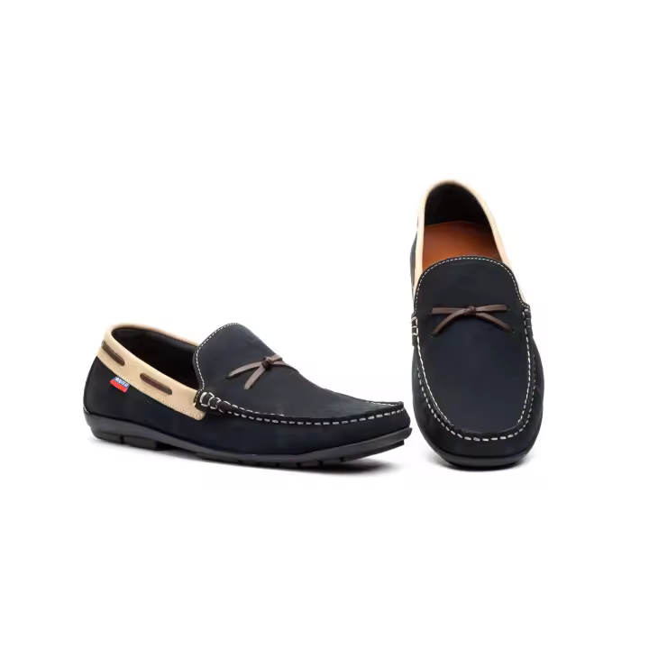R83-1008 Marino y Arena Hecho en la Unión Europea Náuticos Hombre Piel Nobuck Marino y Arena Numeración: 39-45 Marca: Route 83 Mocasines Route 83 de piel nobuck en tono azul marino, destacan por su acabado suave y distintivo. La costura beige resalta - 1