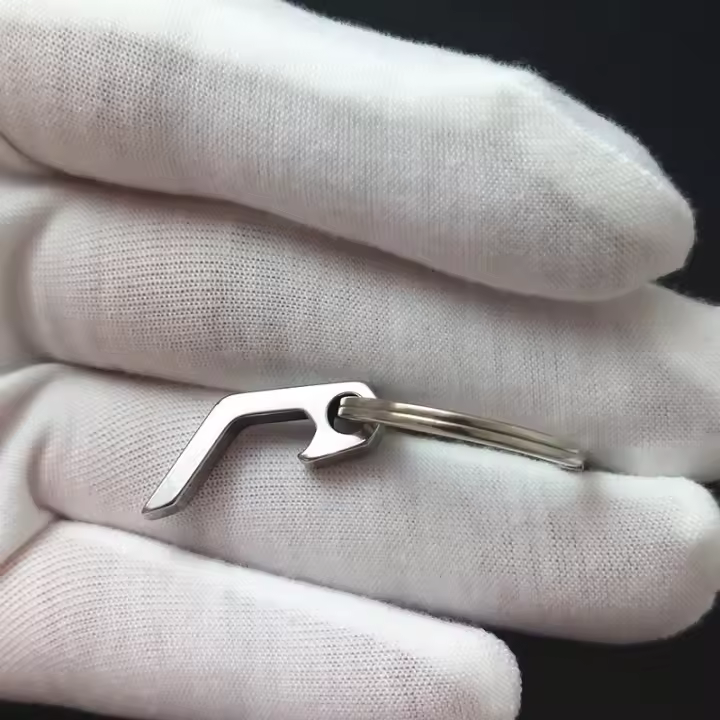 Llavero De Abrebotellas Miniatura Con 3 Estilos Creativos Y Portátil Para Camping Caza Y Sobrevivencia Herramienta De Cocina De Acero Inoxidable Y Aleación De Titanio - 1