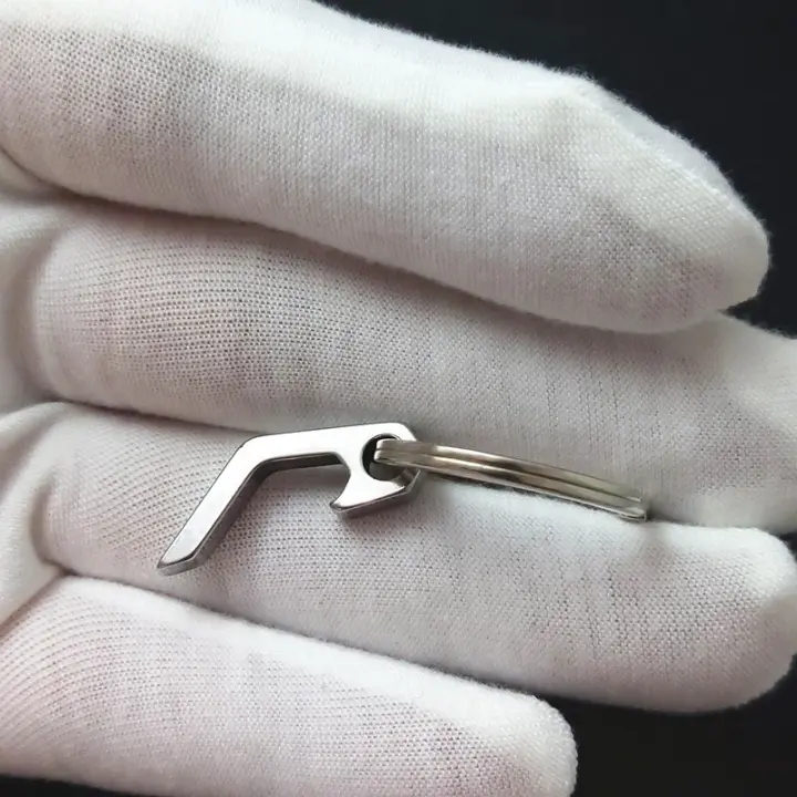 Llavero De Abrebotellas Miniatura Con 3 Estilos Creativos Y Portátil Para Camping Caza Y Sobrevivencia Herramienta De Cocina De Acero Inoxidable Y Aleación De Titanio - 1