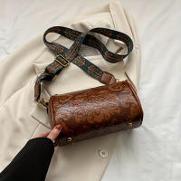 Bolso De Hombro Cruzado Estilizado Chino Para Mujeres Bolso Cilíndrico Con Relieve De Flor Cierre De Cremallera Material PU Y Lona Interior - details 8