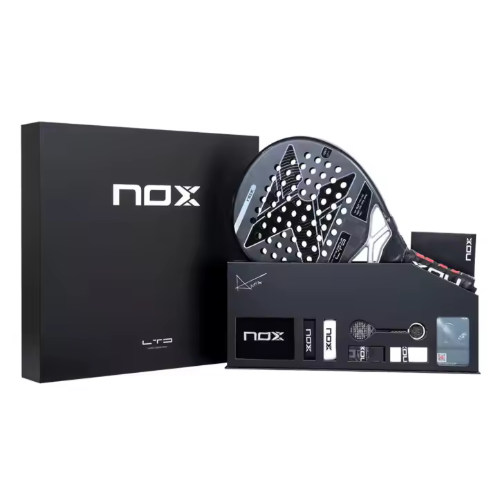 NOX PACK AT GENIUS LIMITED EDITION 2024, es de formato de lágrima polivalente y combina caras en carbono 18K con un núcleo de goma multicapa MLD Black EVA. Tiene un tacto duro, sólido y consistente para jugar con potencia. - 1