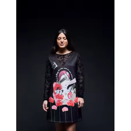 Vestido Caos de Anabel Lee. Vestido Caos de Anabel Lee. Vestido corto de manga larga, con doble tejido, vestido base en neopreno con escote en pico y mangas realizadas en tul con detalles de flores en terciopelo. - 1