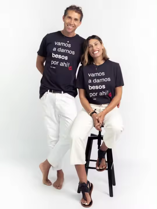 Camiseta unisex-Aire Retro-Vamos a darnos besos - 1