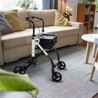 Andador para ancianos Mobiclinic Olimpo estrecho Aluminio Plegable Moderno Con bolsa Monomando Regulable Sistema subebordillos con bandeja Ruedas giratorias Freno manual Fácil manejo - details 1