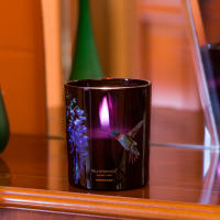 Impacte Milano - Vela Aromática 200gr – Hummingbird. Aroma Cálido, Exótico y Tropical. Fragancia Bouquet Floral, Gardenia, Violeta. Cera Vegetal. Velas Aromáticas con Diseño de Colibríes, Velas Perfumadas para el Hogar - details 0