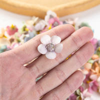 50PCS Flores Artificiales De Seda Mini Daisy 3Cm Para Scrapbook Caja De Caramelos Boda Fiesta Decoración De Hogar Navidad Wreath Hecho a Mano - details 2