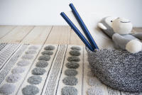 Parentesi Quadra  -  ALFOMBRA ALGODÓN POMPON GRIS - details 2