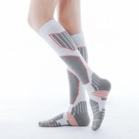 Pack 3 Calcetines deportivos profesionales de Mujer, Calcetines ideales para Esquí o Gym con acolchados técnicos. Calcetines de compresión anatómicos sin costuras anti hongos - details 0