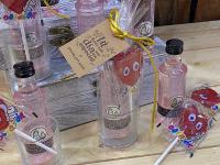 Lote de 10 miniaturas de Puerto de Indias Fresa con piruleta en chupitos de cristal - Regalos originales para invitados de boda, comuniones, bautizos y aniversarios - details 1