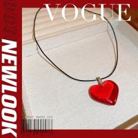 Collar grande de amor rojo, collar con colgante de corazón de cristal rojo, cadena de clavícula moderna y versátil, hermoso collar de amor para mujer - details 2