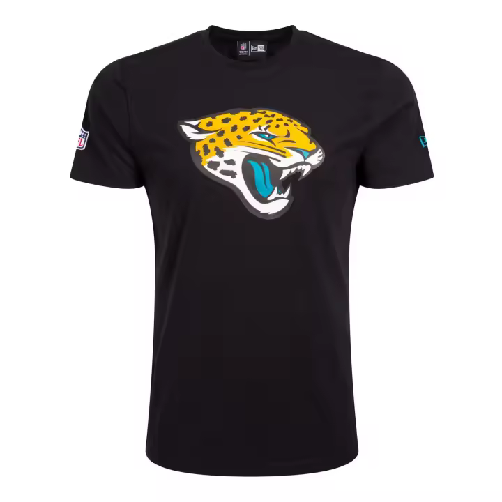 NOS NFL REGULAR TEE JACJAG BLKWHI: Camiseta NFL Regular Jacksonville Jaguars en blanco y negro. Confort y diseño ideal para quienes buscan una camiseta cómoda y deportiva mientras representan a los Jaguars. ✅ Entrega 24/72h a España (península). - 1