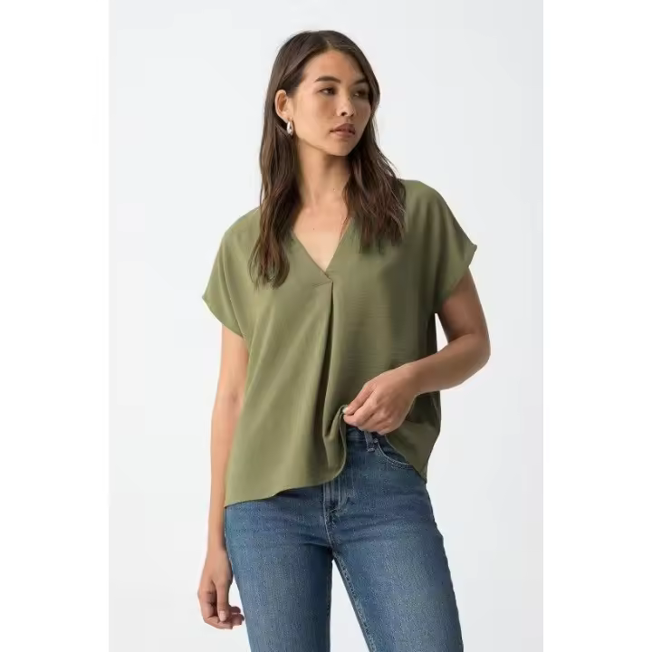 Blusas y camisas Marcas Mujer Ropa Tiffosi Tiffosi mujer ÚLTIMAS TALLAS CON DESCUENTOS Talla M con descuento REBAJAS Y OUTLET REBAJAS Y OUTLET MUJER OUTLET Camisetas, tops, blusas  Blusa fluida de pico -Tiffosi- Maxine_4 verde khaki - 1