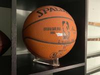 Expositor de baloncesto y fútbol: soporte para pelotas para mostrar autógrafos y pelotas usadas en juegos; también sostiene pelotas de voleibol, fútbol, rugby o bolos; mejor que una vitrina - details 2