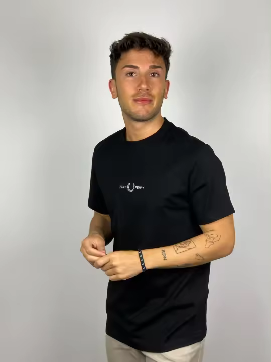 Camiseta Fred Perry Negra Embroidered - 1