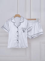 Conjunto De Pijama De Satén Casual Para Mujer Con Estampado Rayado Y Bordado De Letras Con Bolsillo Manga Corta Y Shorts Cuello En V Y Detalles De Botones - details 8
