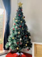 Árbol de Navidad Artificial Verde o Blanco, Alturas de 60 cm, 90 cm, 120 cm, 150 cm, 180 cm, 210 cm y 240 cm, Ramas Abatibles y Desmontables, Soporte Metálico Plegable, Fácil Montaje y Resistente al Fuego, Ideal para Decoración Navideña - details 4