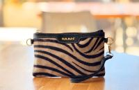 Cartera de Mano IULIUS con Estampado Cebra en Pelo Natural – Cuero Genuino | Elegancia salvaje y funcionalidad en un accesorio único - details 2