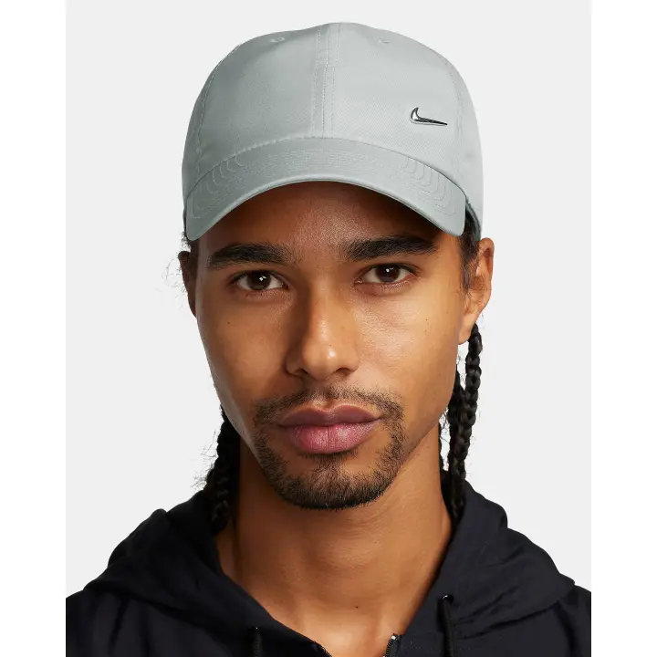 Nike - Gorra Nike Dri-FIT Club Sin Estructura con Logotipo Swoosh Metálico - FB5372-100 - 1