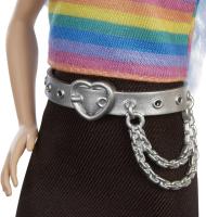 Barbie Fashionista Muñeca Pelo Violeta con Top Arcoiris, Falda Vaquera y Accesorios de Moda Mattel GRB61 - Estilo de moda irresistible para diversión sin límites - details 4