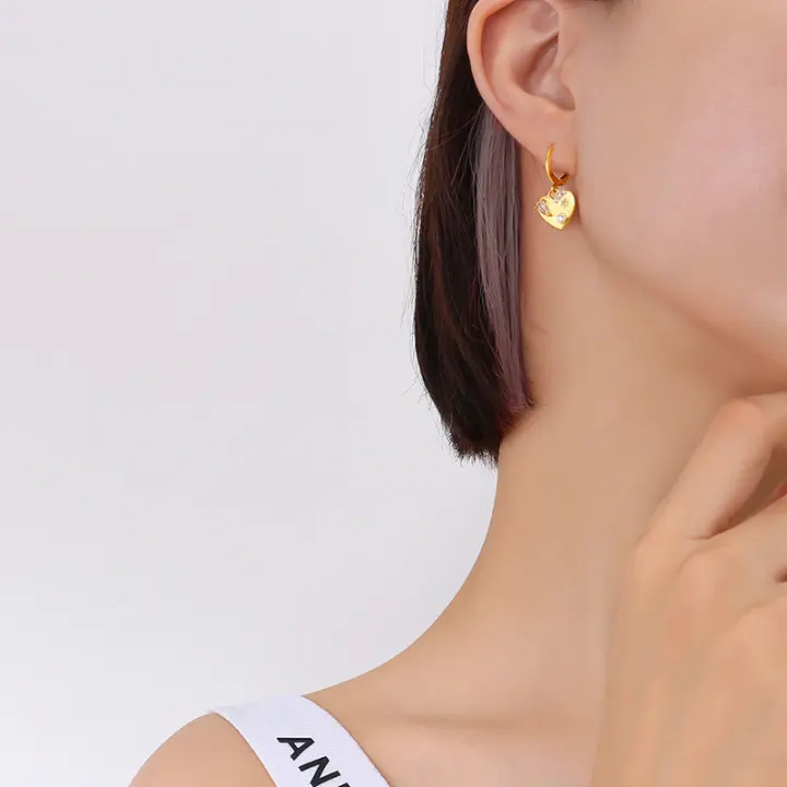 Encanto Gargantilla francesa con personalidad retro de circonita con forma de corazón de melocotón, pendientes de acero de titanio, collar, colgante de piedra preciosa CZ irregular en forma de corazón, resistente al agua, chapado en oro real 18 - 1
