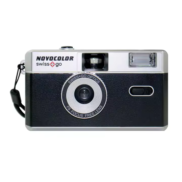 swiss+go - Novocolor Cámara Analógica 35mm Reusable con Flash + funda y correa Negra - 1