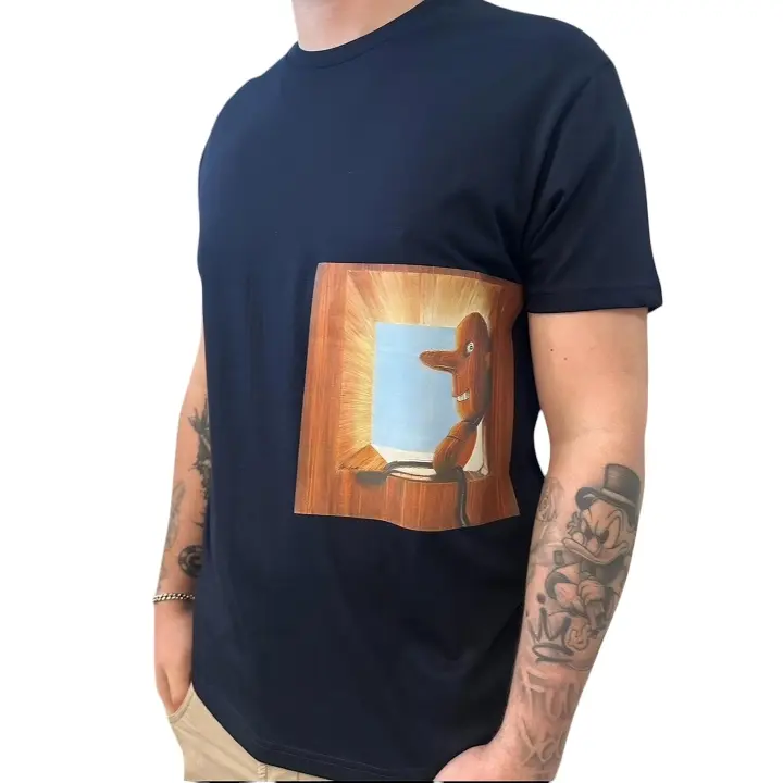 Camiseta Azul Marino Diseño Hombre De Madera De Relax Arte y Moda Héctor Romero Hecha en Madrid 100% Algodón Tallas Variadas - 1