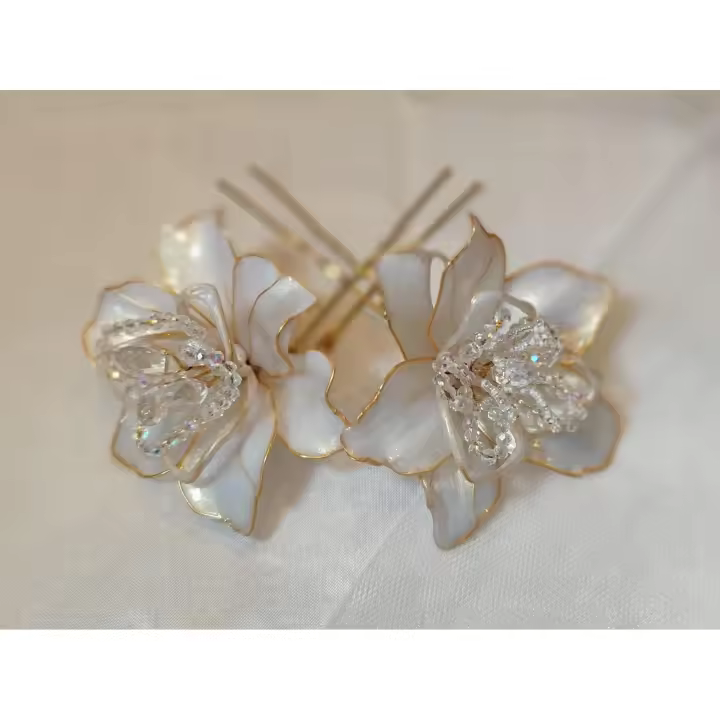DUO DE HORQUILLAS DE FLORES BLANCAS CON REFLEJOS DORADOS - 1