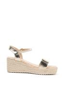 Lyla Wang sandalias doradas con cuña de esparto diseño trenzado y elegante cierre perfectas para el verano - details 3