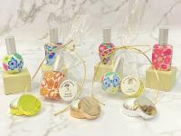 bálsamo de labios aroma vainilla y atomizador de cristal en bolsa de regalo con lazo y pegatina personalizada de comuniones regalos originales para invitados de comunión personalizados detalles para invitadas de comuniones - details 5