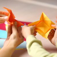 Papel de origami, colores surtidos, 200 hojas 15,2cm. Surtido de colores vibrantes; ambas caras son del mismo color Flexible y fácil de manipular; al doblarlo, retiene bien los pliegues; no se rompe con facilidad; peso de 70 g/m2 Distrilocu - details 3