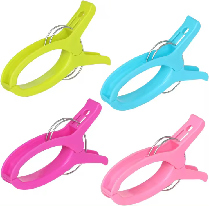 4 pinzas grandes multicolores para toallas de playa. Ideales para viajes, uso en interiores y exteriores. Ideales para playa, jardín, piscina, lavandería, colchas y ropa. - 1