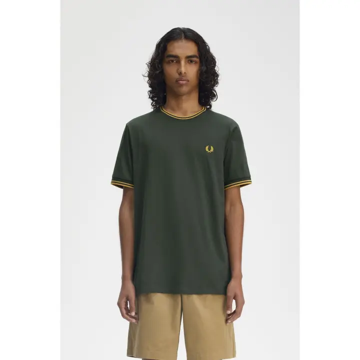 CAMISETA FRED PERRY VERDE RIBETE OCHRE - 1
