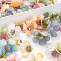50PCS Flores Artificiales De Seda Mini Daisy 3Cm Para Scrapbook Caja De Caramelos Boda Fiesta Decoración De Hogar Navidad Wreath Hecho a Mano - details 3