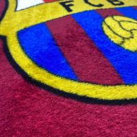 Cojín Decorativo Terciopelo FC Barcelona Licencia Oficial 50x50 cm - Diseño escudo centrado del FC Barcelona en fondo granate Manterol - details 1