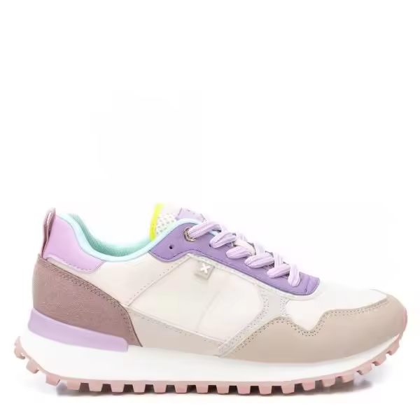 XTI 142572 Deportiva mujer tipo casual, sneakers fabricada en tejido y material que imitación piel, color beige y detalles en lila, cierre mediante cordones con tirador trasero para facilitar su ajuste, suela de goma antideslizante. - 1