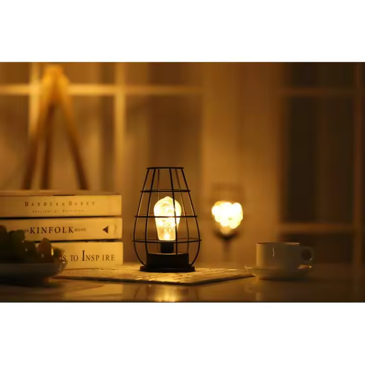 Lámpara de mesa retro con pantalla de metal LED, creativa, con forma de botella de vino tinto, lámpara de escritorio, luz de noche, lámpara de alambre de cobre y hierro, lámpara de noche para dormitorio - 1