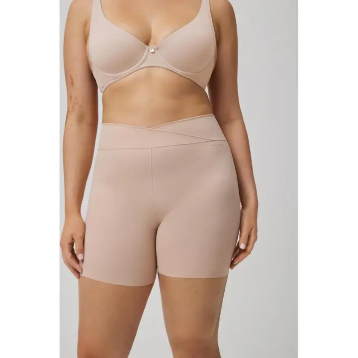Ysabel Mora. Culotte antirroce de microfibra y perneras con corte láser. Cinturilla cruzada que se acopla a cualquier silueta. La ausencia de ribetes y costuras lo convierte en invisible bajo prendas ajustadas. El corte láser ofrece una terminación comple - 1