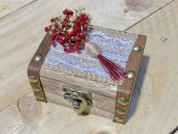 Porta alianzas para boda artesanales en cofre de madera con ramitos de flores naturales preservadas paniculata broom glixias azules blanco roto granate baúl de madera para anillos de boda - details 0