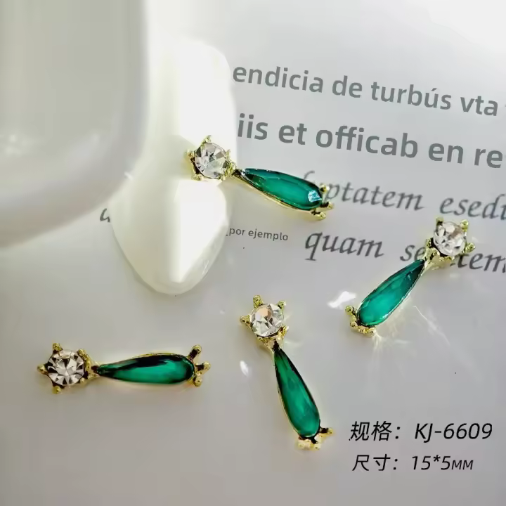 10Pcs Accesorios De Uñas De Aleación De Metal En Forma De Corazón Con Diamantes De Vidrio Para Diseño De Arte De Uñas - 1